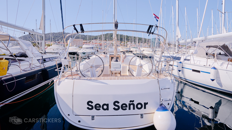 A decal on a boat with the name Sea Señor.